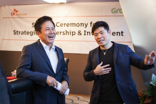 30일 서울 중구 을지로에 위치한 SK텔레콤 본사에서 박정호 SK텔레콤 사장(왼쪽)과 앤서니 탄 그랩 CEO가 합작사인 '그랩 지오 홀딩스(Grab Geo Holdings)' 설립 계약을 체결한 후 환담을 나누고 있다.  SK텔레콤 제공